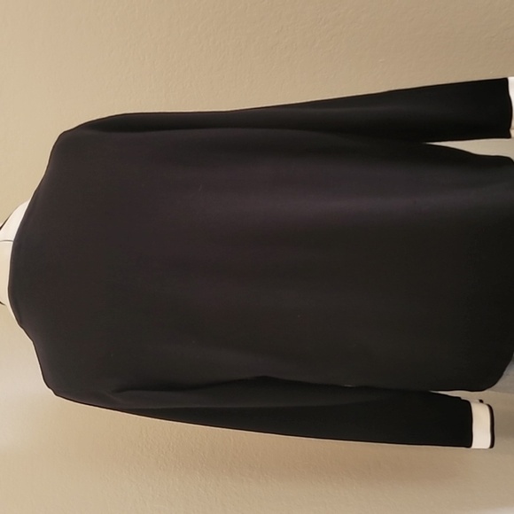 Chic Black and White Knit Sweater - Picture 4 of 6